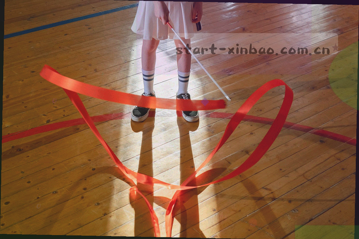 五个方块节点沿一条纵向细轴依次排列的抽象示意图